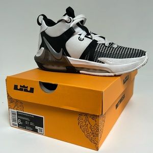 Nike basketball sneakers-Lebron Witness Youth Basketball Sneakers Size 6Y